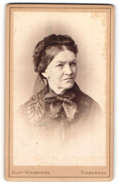 Fotografie Josef Woersching, Starnberg, Portrait betagte Dame im schwarzen Klei