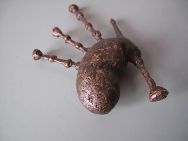 Takis Vassilakis Bronze englische Dudelsack Schreibtisch Papier Gewicht Skulptur. NICHT signiert. 2