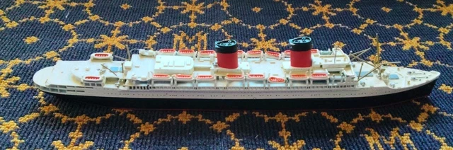 Ensemble de 62 avions et 2 hélicoptères miniatures en pvc et métal