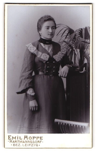 Fotografie Emil Hoppe, Hartmannsdorf, Portrait schöne junge Dame im elegant bes