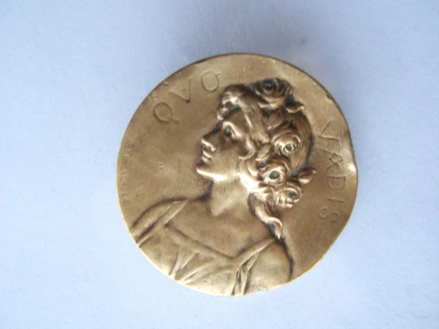 Mercerie ancienne- Bouton Art Nouveau laiton Quo Vadis portrait de femme 2,7 cm