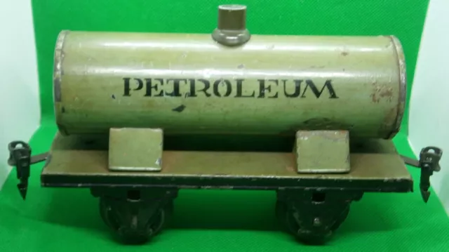 um 1930: alter MÄRKLIN Kesselwagen PETROLEUM, Blech; Spur 1