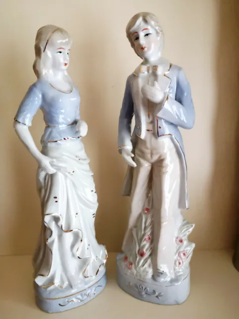 Couple de statues porcelaine émaillée façon 18 ème, haut 36 cm