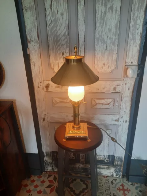 Lampe de bureau.Lampe laiton orient express. vintage . avec le wagon miniature