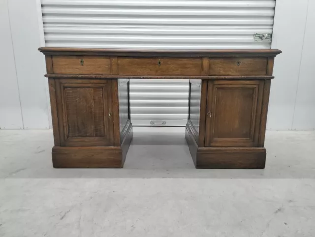 Bureau ancien anglais Vintage Chesterfield en bois massif, très bon état, patiné