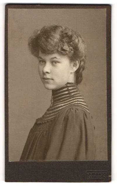 Fotografie J. Maass, Lübeck, junge Frau Lotte Asche aus Neuhaus a. d. Elbe, 190