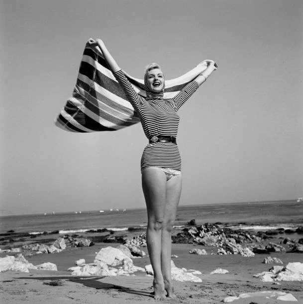 KATHLEEN HUGHES POSES at the beach in Los Angeles 1955 OLD PHOTO 5 EUR ...