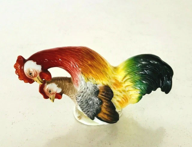 porcelaine polychrome représentant  coq et poule cachet fabriquant .XX siècle.