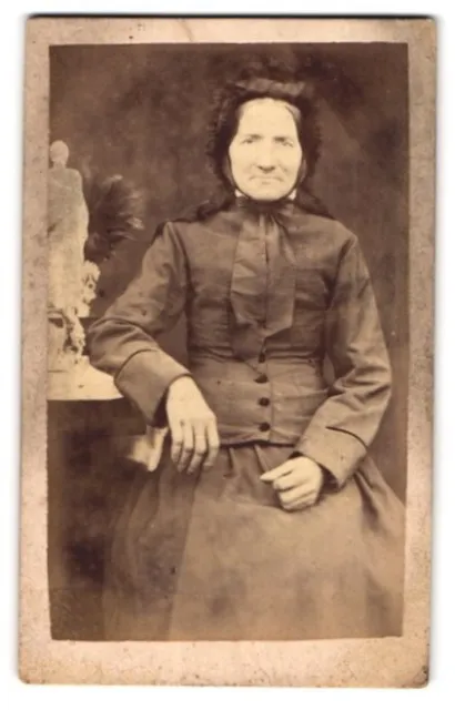 Fotografie Th. Rohse, Hamburg, Portrait betagte Dame mit Rüschenkopfschmuck