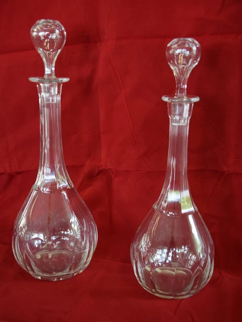 Paire de carafes en cristal taillé .