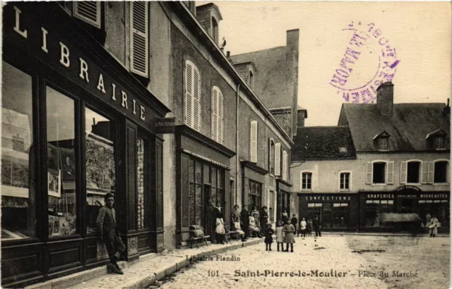 CPA AK ST-PIERRE-le-MOUTIER Place du Marché (860607)