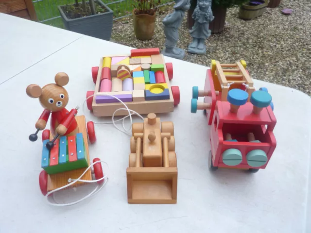 Holzspielzeug, Feuerwehrauto, Bagger, Wagen mit Holzklötze, Figur mit Xylofon
