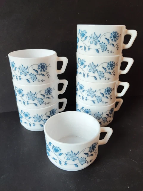 Paire de tasses à thé vintage en verre bleu cobalt avec fines poignées marquées « 21 » et « 30 » sur le fond - France Paire de tasses à thé vintage en verre bleu cobalt avec fines poignées marquées « 21 » et « 30 » sur le fond - France
