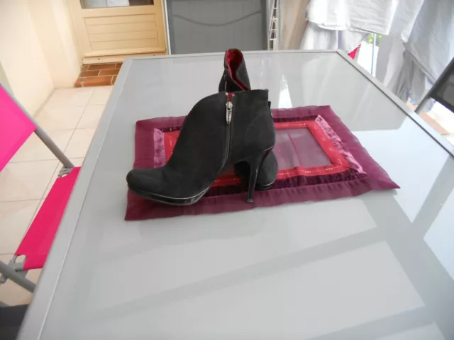 bottines daim " Tamaris " P.39 noires très bon état talons 10 cm