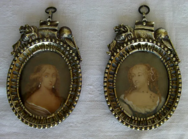 Ancienne paire de miniatures gravures réhaussées cadres en bronze