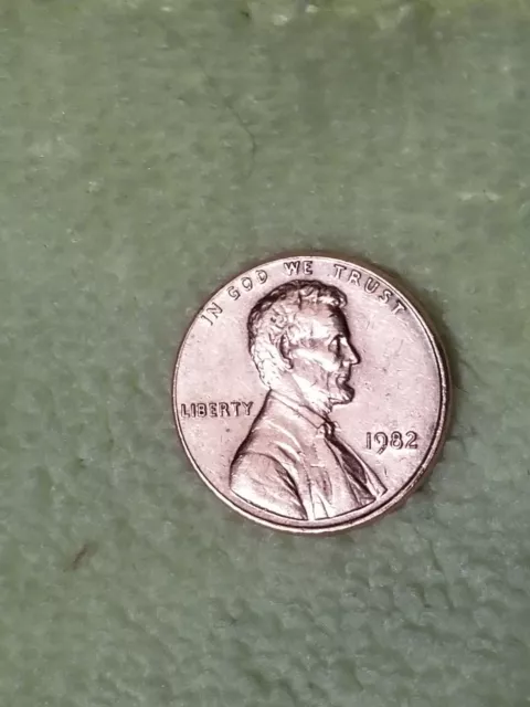 1982 copper small date Lincoln penny uncirculated lightly toned. MS condition.