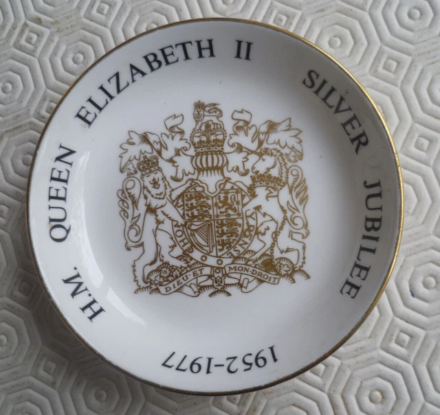 QUEEN ELIZABETH II Silver Jubilee fine bone china small dish (Royal ...