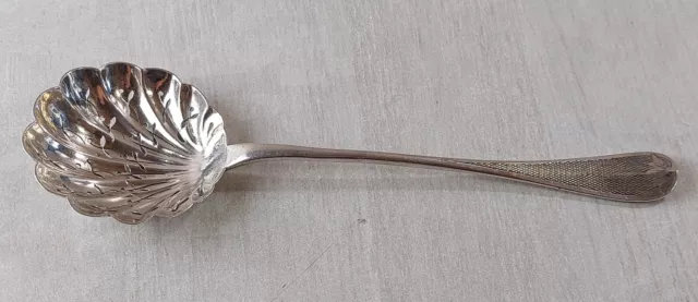 Ancienne grande cuillère à saupoudrer / saupoudreuse, en argent, XIXème