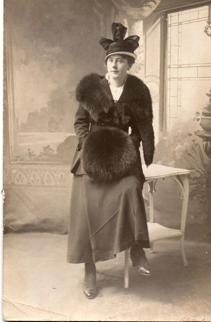 BE150 Carte Photo vintage card RPPC Femme woman mode fashion tailleur chapeau