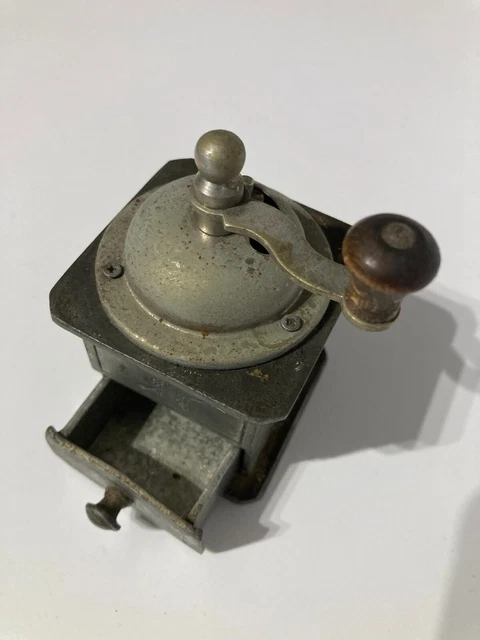 Moulin à Poivre Ancien En Tôle – Modèle à Tabatière, Circa 1900, Rouge, Petite Meule