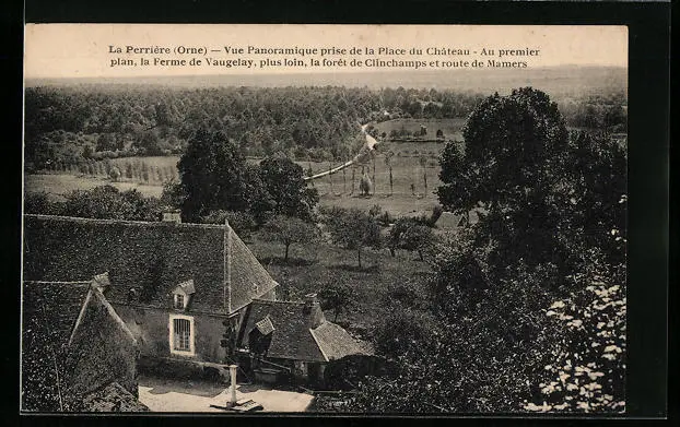 CPA La Perrière, Vue Panoramique prise de la Place du Chateau