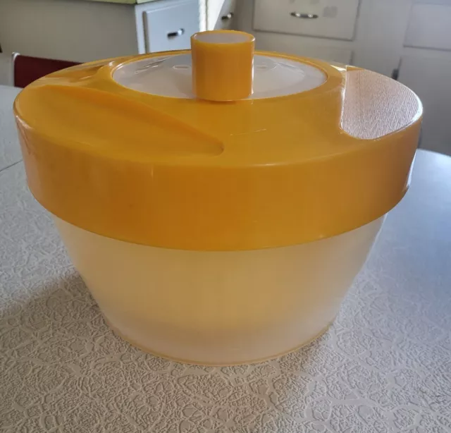 https://www.picclickimg.com/AWoAAOSwFZJkynYA/Vintage-Triumph-Brevet-Yellow-Salad-Spinner-Dryer.webp