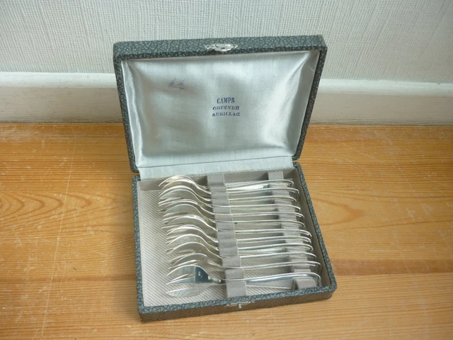 ancien coffret acajou de 12 fourchettes et 12 couteaux à