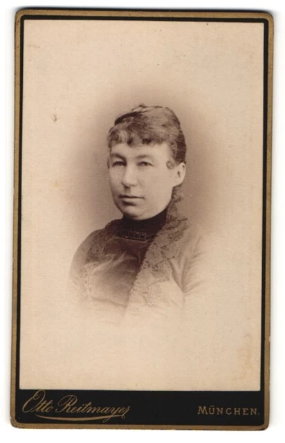 Fotografie Otto Reitmayer, München, Portrait ältere Dame mit zurückgebundenem H