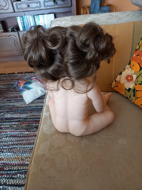 POUPEE 50 CM Elle est brune , elle porte un petit ensemble a fleurs rouge on peu 2