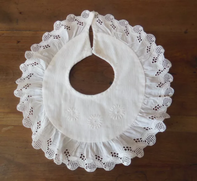 Ancien bavoir de bébé en coton, broderie anglaise et broderie