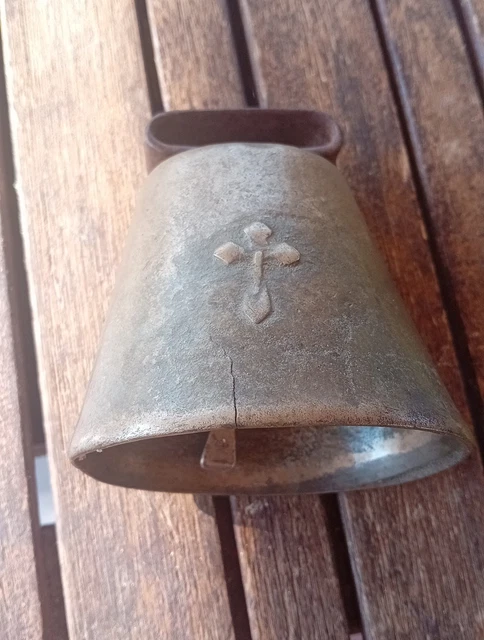 ANCIENNE PETITE CLOCHE en Laiton ? Gravé : La Clusaz EUR 4,00 - FR