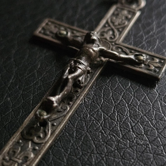 Pendentif Croix En Argent Ouvragé - Bijou Occasion En état Comme Neuf - Style Fin Et Détaillé