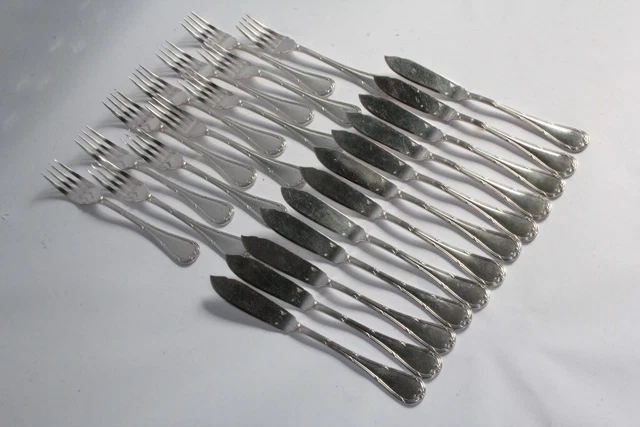 Six couteaux et six fourchettes à poisson en métal argenté Christofle