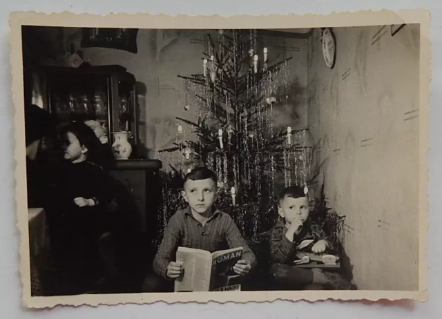 Altes Foto...weihnachten...geschenke...kinder...wohnzimmer...weihnachtsbaum...