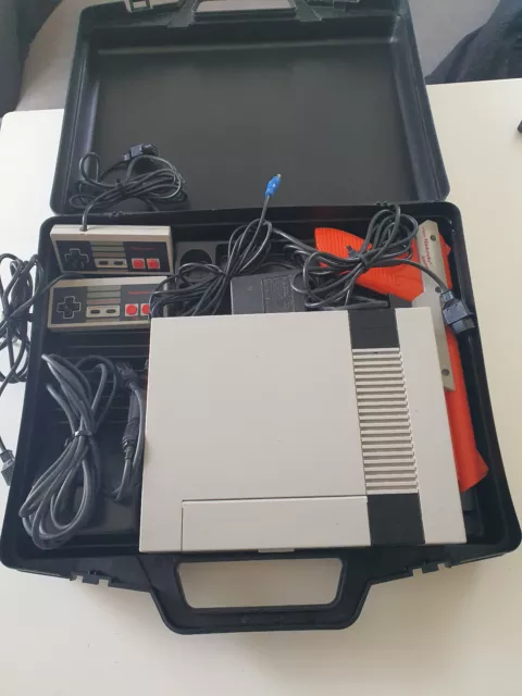 Console Nintendo NES Action Set FRA avec valise officiel et jeux