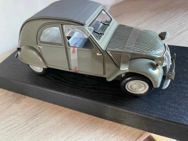 Modèle Réduit Citroën 2 CV Décapotable Grise 1952 - Échelle 1/18 Par Maisto, En Très Bon état