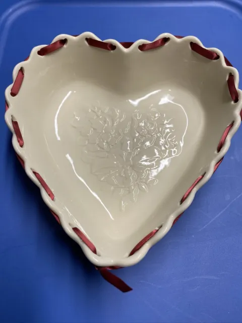 2005 Longaberger Pottery Sweetest Heart Ceramic Ribbon Woven Ivory Dish Bowl