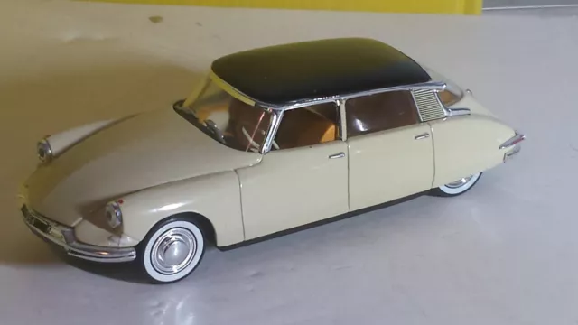 véhicule miniature 1/43  CITROËN DS 19 1956  UNIVERSAL HOBBIES