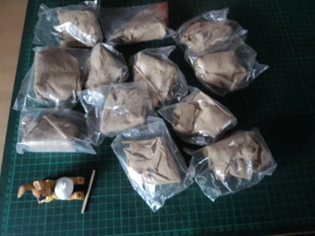 13 x Baby-Hase mit Schnuller im Mund inkl. Holzpik ca. 7 cm breit, Gießmaterial