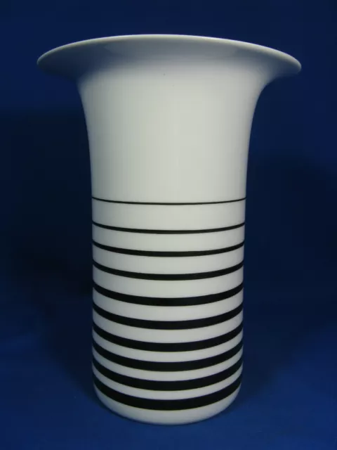 Well shaped 70´s design Schumann Arzberg  Porzellan Vase black lines 22,5 cm 2