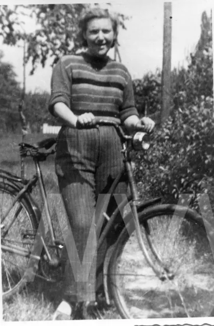 altes Foto junge Frau mit Fahrrad, 1940er, 1950er, 10x7cm