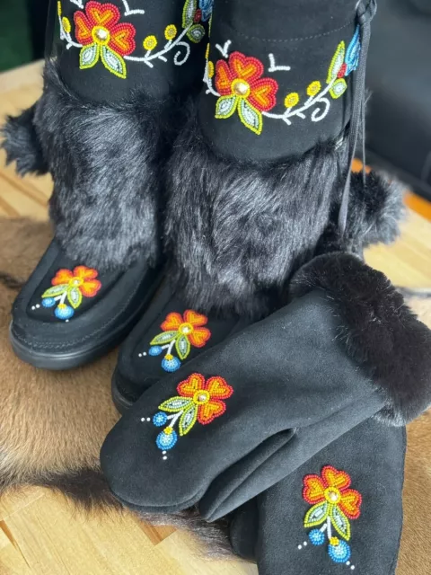 manitobah mukluks 8 with matching fur and beaded gloves