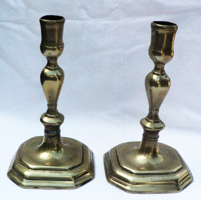 Paire de bougeoirs anciens en laiton XVIIIè
