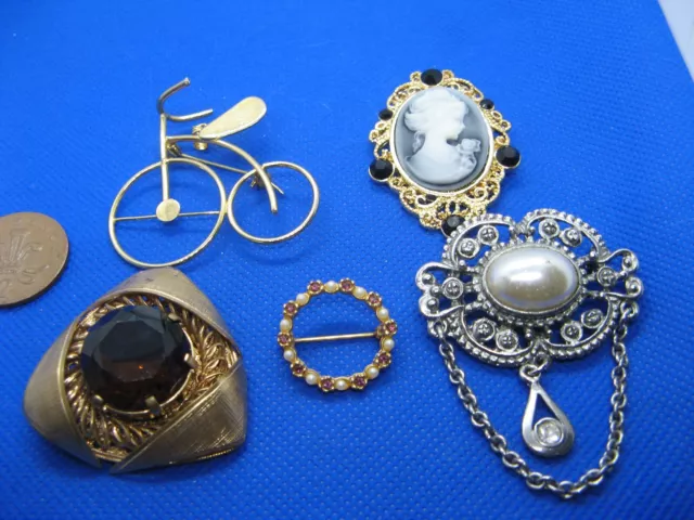 Job Lot Of 5 Vintage & Modern Costume Jewellery Brooches.