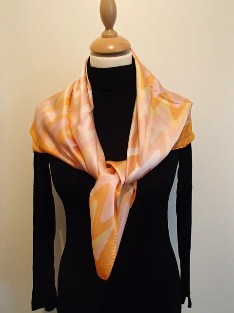 Foulard Carré ESCADA En Soie Jaune Avec Liseré Rose - 54x54 Cm, Neuf Sans étiquette