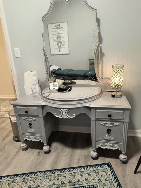 ArtDecco Fullsize Bedroom suit with makeup vanity and chest of drawers 