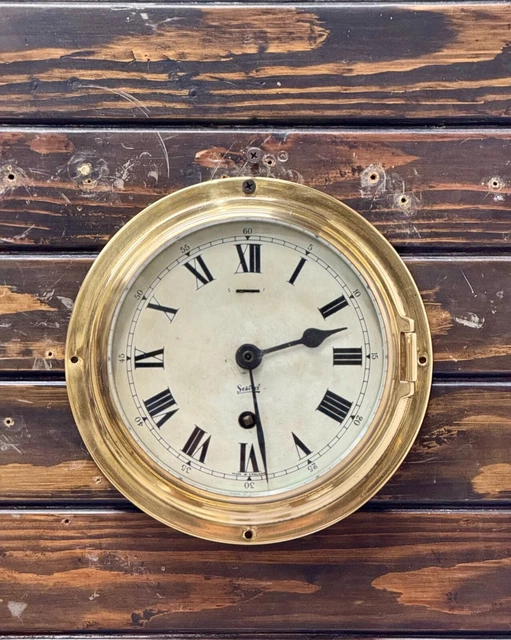 Ancienne horloge, réveil mécanique début 20éme siècle. Fabrication