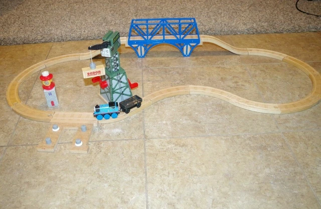  THOMAS FRIENDS HOLZEISENBAHN Zug Tank Kurbelkran Dock Leuchtturm Brücke 