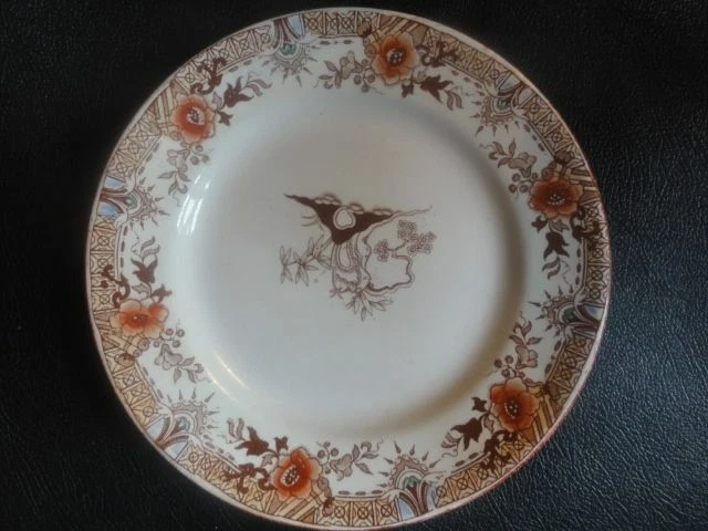Assiette ancienne estampillée "opaque de Sarreguemines" numéroté 6R