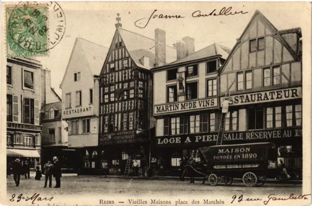 CPA REIMS - Vieilles Maisons place des Marches (742125)